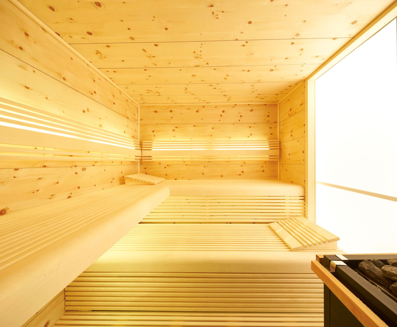Stille – ruhiges Sauna-Interieur mit weichen Liegen